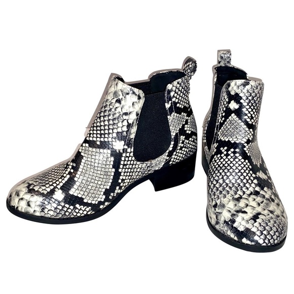 CITY CLASSIFIED Chelsea Snake Embossed Print Black & White Booties Size 7.5 - Picture 4 of 10